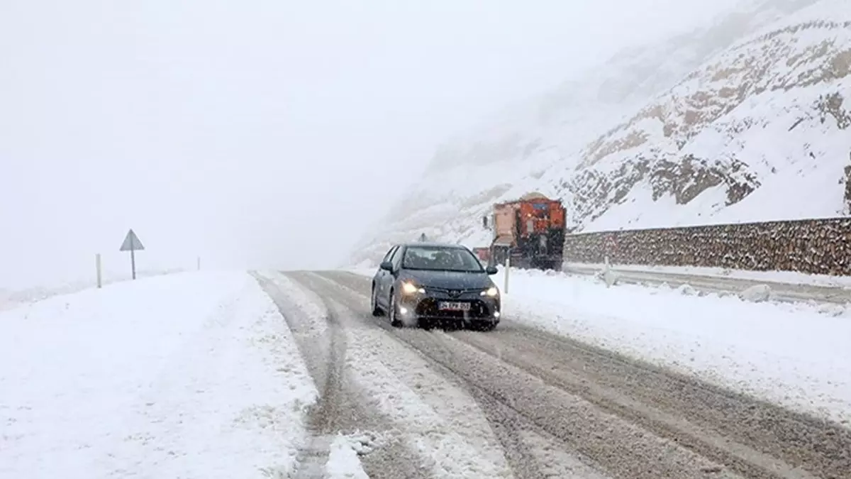 Ağrı Erzurum Yolu Kar ve Tipi Nedeniyle Kapandı